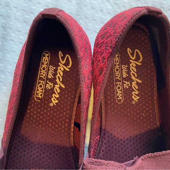 Skechers Women’s 158315 Burgundy Cleo Point Feline Fab Size 8.5 W Slip-On Flat - Picture 4 of 5